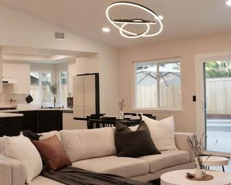 New 4-Bedroom House with Pool, Jacuzzi-Prime Location Near Downtown and Airport! - Sacramento