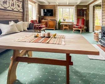 Beautiful Home In Farsund With Kitchen - Farsund - Stue