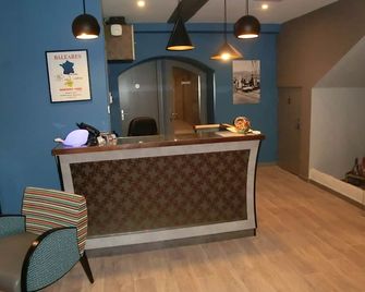 Hotel Sur Le Quai - Port-Vendres - Front desk