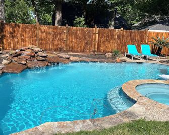 Woodbridge Bungalow - Near Iah 4bd 2bth Spa - Houston - Piscine