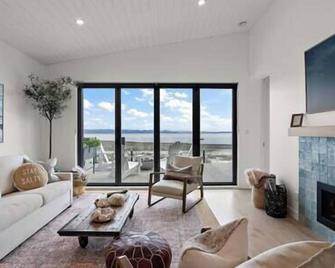 Saratoga Beachfront Villa - Campbell River - Living room