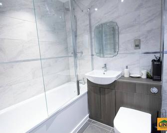 Flat 6, Holden Court - West Drayton - Bathroom