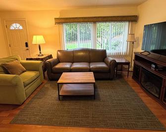 Cozy step-free house near the downtown waterfront & ferry - Erlands Point - Living room