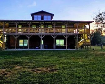 Charming 2-bedroom lodge with AC in LaFayette perfect for relaxing - LaFayette - Building