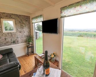 Shepherds Hut - Rugeley - Living room