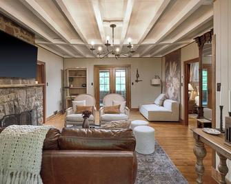 Luxuriously Restored Farm Cabin - Mountainhome - Sala de estar