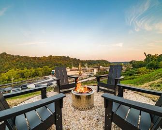 James Station Train Caboose with River Views - Lynchburg - Balkon