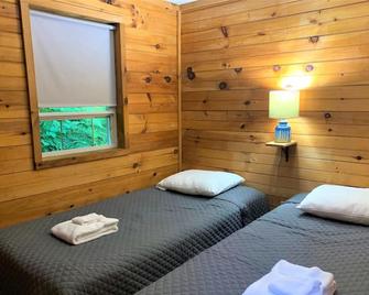 Pine Crest Motel and Cabins - Barton - Bedroom