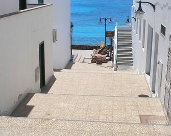 Holiday apartment located 150 metres from the Playa Blanca beach - Yaiza - Vista del exterior