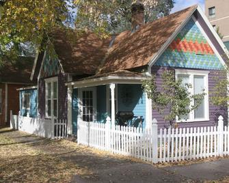 Be In The Middle Of It All In The Cutest Downtown Victorian Thorough Sanitizing - Glenwood Springs - Building