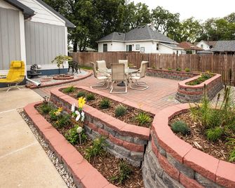 The Play House: Family Retreat 2 Mi to Pawnee Park - Columbus - Patio