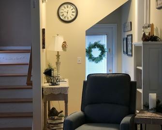 Unique 75 year old converted barn with beautiful loft bedroom. - Greenville - Sala de estar