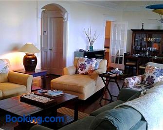 The Blue Inn Villa, 3 Bedroom Vacation Home - Freeport - Living room