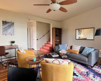 El Cerrito Hills Retreat - El Cerrito - Living room