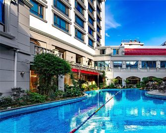Guilin Bravo Hotel - גילין - בריכה