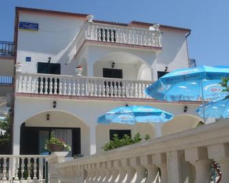 Bed and Breakfast - Haus Sofija - Zimmer mit eigenem Bad und Privatparkplatz - Bed and Bike - Grebastica - Edificio