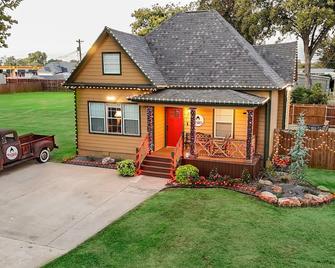 Ralphie's House Chickasha - Sleeps 10 - Hi Speed Wifi - Brand New! - Chickasha - Будівля
