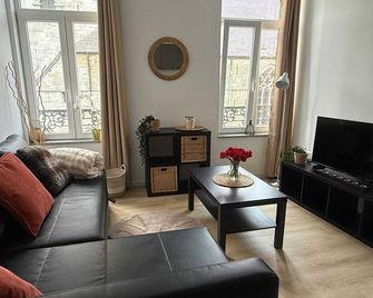 Petit appartement central Chimay - Chimay - Living room