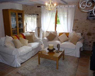Stylish French Holiday Accommodation with Optional Dining - Gourgé - Sala de estar