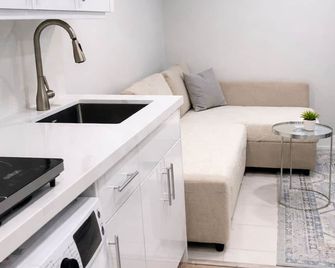 Studio Basement Suite with Double Bed and kitchen, Entrance from Garage - Milton