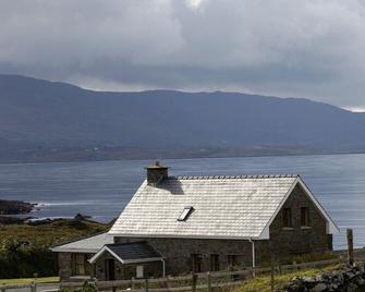 Luxury Ocean-Front Cottage With Private Beach. Alastair Sawday Recommended - Sneem - Building