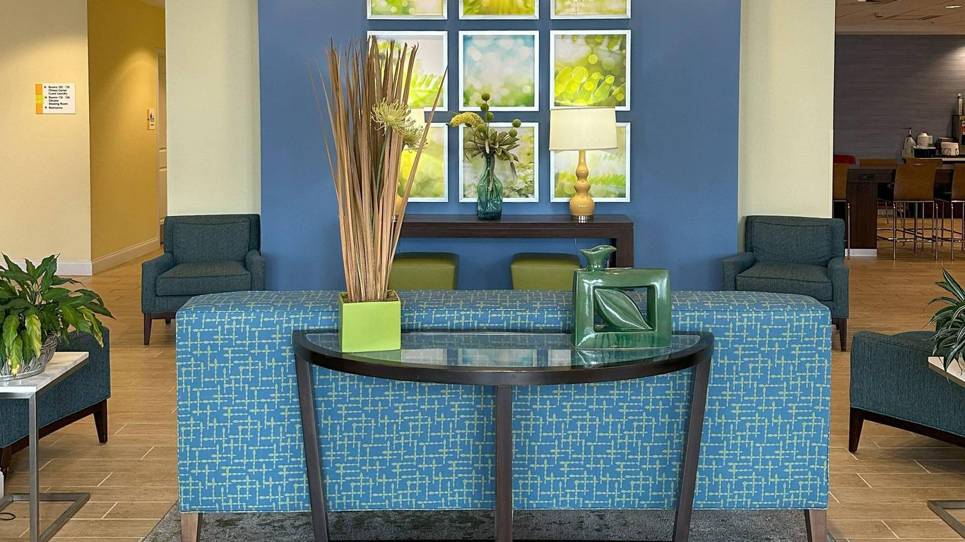 Days Inn & Suites by Wyndham Altoona