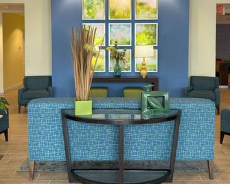 Days Inn & Suites by Wyndham Altoona - Altoona - Lobby
