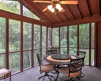 Creekfront Cabin Near Chattanooga with Hot Tub! - Ooltewah - Balkon