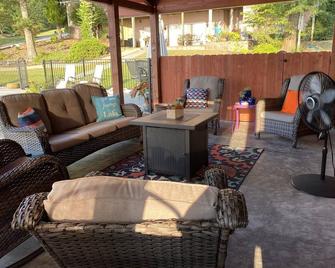 Outdoor family time on the patio, at the pool-pool house, or on the boat dock! - Lexington - Innenhof