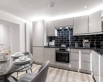 Victoria Apt - 2 bedroom Parking Wi-Fi Workers - Hyde - Kitchen