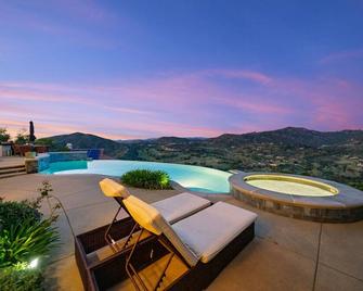 Hillside Family Oasis: Infinity Pool & Sunset Spa - Poway - Pool
