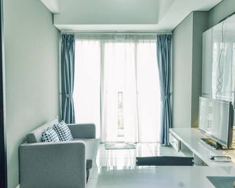 Homey and Comfy 1BR at Casa de Parco Apartment By Travelio - Tangerang City - Living room
