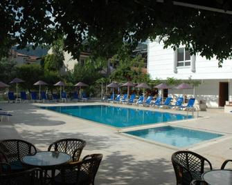 Doruk Hotel & Suits - İçmeler - Piscina