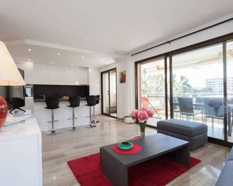 3-Room Apartment with Terrace in Palm Beach - Cannes - Living room