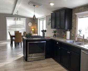 Shabby chic gem with river and mountain views. - Van Buren - Kitchen
