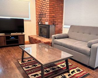 Tucked Inn: 1 Br, 1 Ba Cabin / Bungalow In Tahoma - Tahoma - Living room