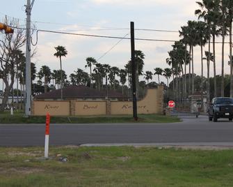 RV lot in gated golf resort - Brownsville - Edificio