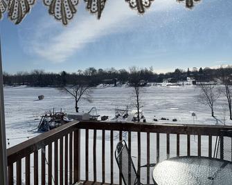 Quiet, relaxing home on Lake Watab in beautiful St. Joseph, MN near SJU and CSB - Saint Joseph - Balcony