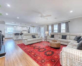 Near Botanical Garden with a Pool Charming on Charing - Columbus - Living room
