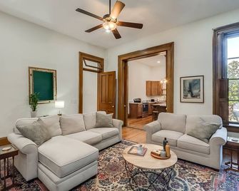 The Selbert - In the Heart of The Bourbon Trail! - Frankfort - Living room