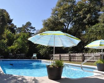 Peaceful Poolside Guesthouse just off I75 - Valdosta - Pool