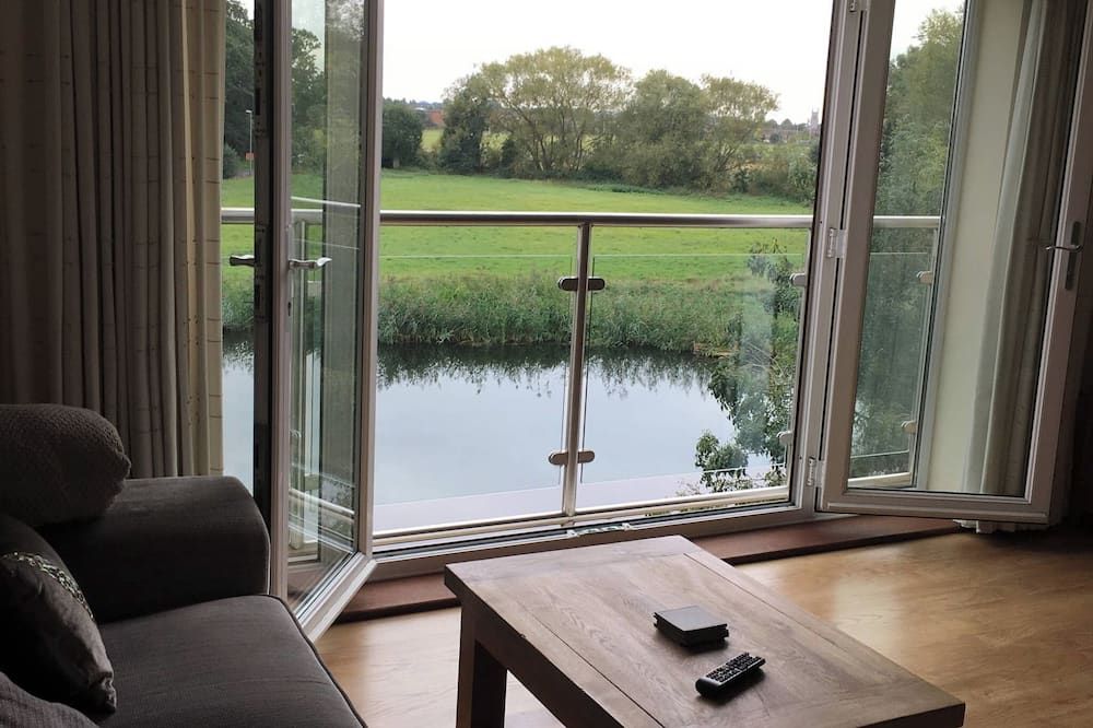 Riverside Penthouse 2Br & 2 Bath 2 Parking View Near St Neots - St. Neots - Wohnzimmer