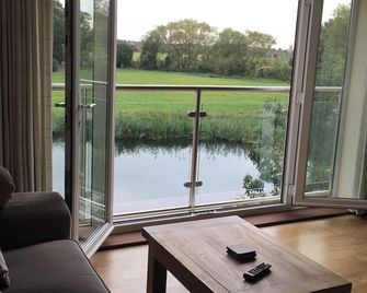 Penthouse Apartment On The River - 65 Skipper Way - St. Neots - Living room