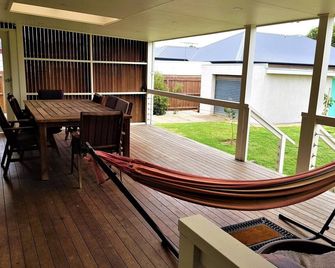 Beach 650m, town center 450m. Pet & child friendly backyard with undercover deck - Portarlington - Patio