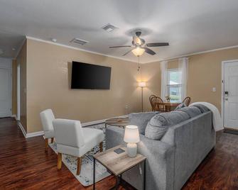 Bartow Oaks Oasis - Close to Downtown - Sleeps 7! - Bartow - Living room