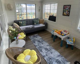 Cozy House With Great Backyard - Frazier Park - Living room