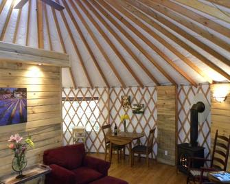 Yurt Located in a Quiet Ranch Area - Grass Valley - Living room