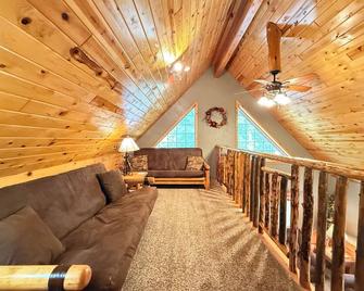 Kd Haven Cabin 2Br, Sleeps 8, Satellite Tv, Bbq Grill, 19 Miles to Yellowstone - Island Park - Wohnzimmer