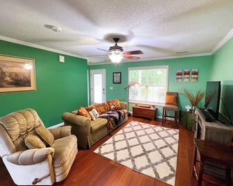 Charming 3-bedroom house on 3 acres in Thomaston with WiFi, fitness eqpmnt, AC - Thomaston - Вітальня
