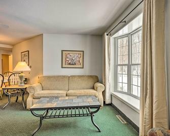 Pigeon Retreat with Community Pool and Hot Tub! - Pigeon - Living room